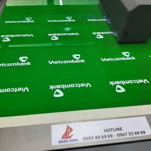 Gia công in UV phẳng làm biển Mica, biển hiệu