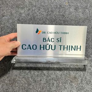 Biển tên Mica kết hợp kim loại cho bệnh viện giá xưởng tại Hà Nội
