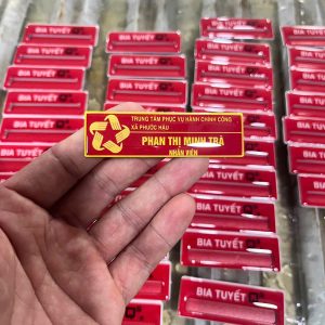 Biển tên nhân viên phủ keo bóng tại Hà Nội